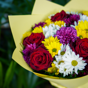 Kırmızı Gül ve Renkli Papatya Buketi - Ay Flowers