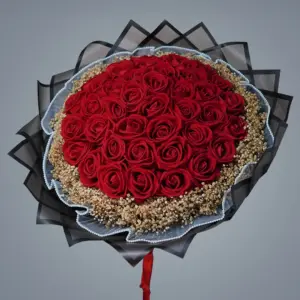 41'li Kırmızı Yapay Gül Buketi – Siyah Süslemeli - Ay Flowers