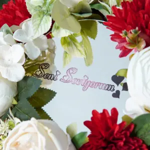 Kırmızı ve Beyaz Yapay Buket Aynalı Seni Seviyorum Yazılı - Ay Flowers
